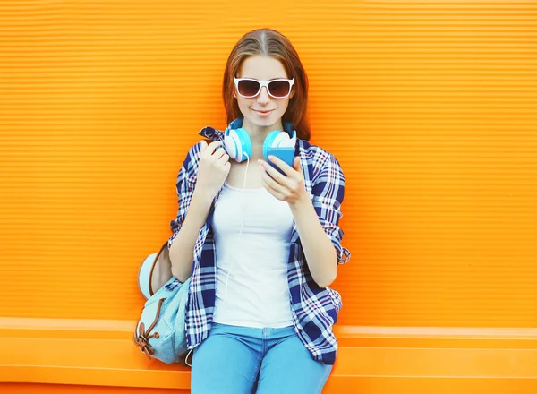 Mujer en la ciudad usando teléfono inteligente sobre fondo colorido — Foto de Stock