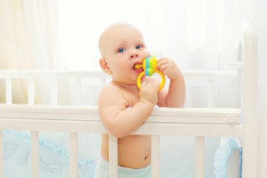 Küçük bebek yatak ev oyuncakla oynamak