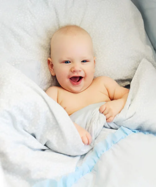 Retrato bonito bebê deitado em sua cama em casa hora de dormir — Fotografia de Stock