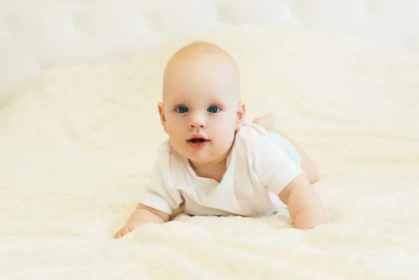 Retrato de bebé se arrastra en la cama en casa —  Fotos de Stock