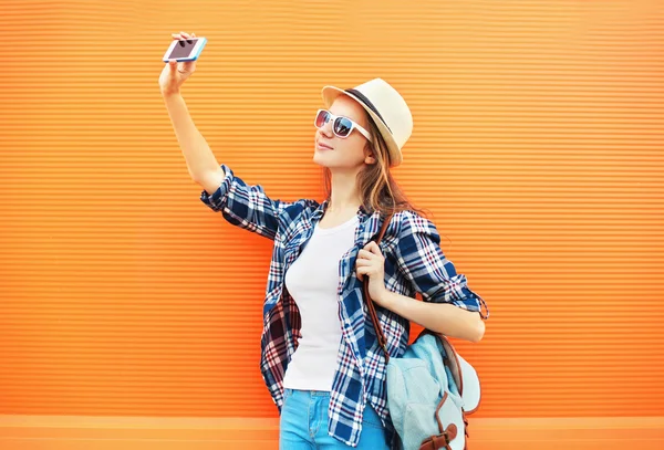 Fashion pretty woman makes selfie portrait on smartphone over co — Stock Photo, Image