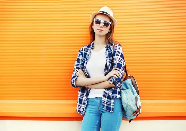 Moda mulher bonita vestindo um óculos de sol com mochila sobre col — Fotografia de Stock