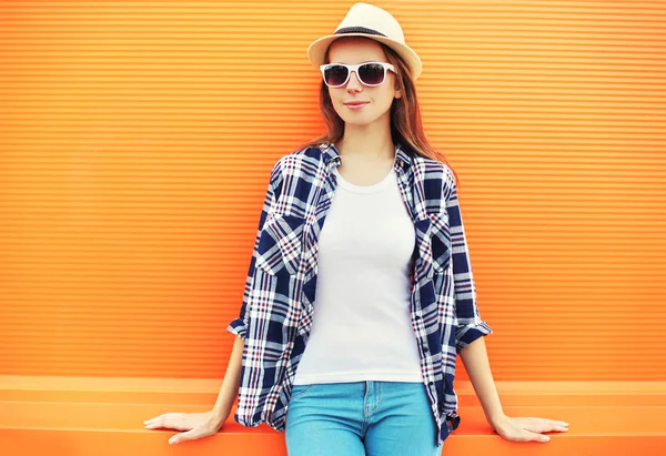 Modefrau mit Strohhut und Sonnenbrille über buntem T-Shirt — Stockfoto