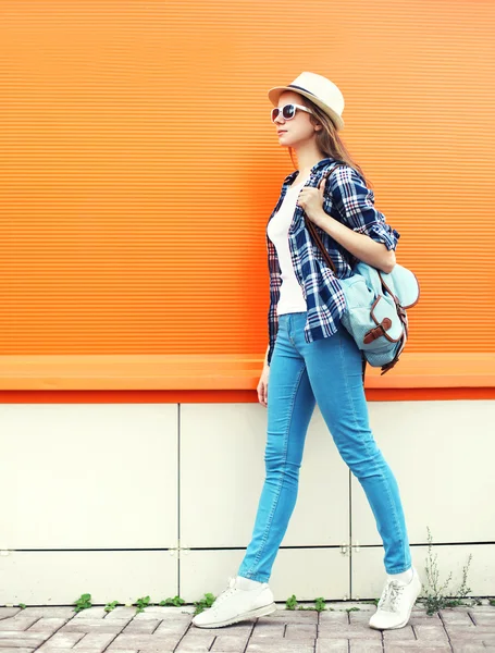 Fashion woman with backpack over colorful orange background — Stock Photo, Image