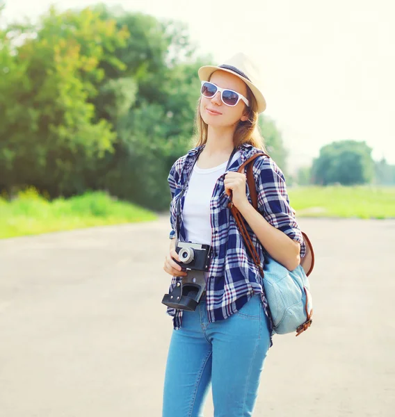 Портрет красивой женщины в солнечных очках в соломенной шляпе и винтаге — стоковое фото