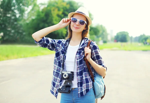 Retrato bastante sonriente mujer con gafas de sol sombrero de paja y v — Foto de Stock