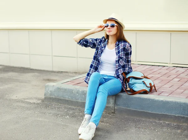 Jolie jeune femme portant un chapeau de paille d'été lunettes de soleil et che — Photo