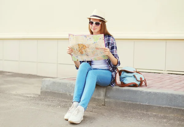 Турист молодая женщина осмотр достопримечательностей города с бумажной картой — стоковое фото
