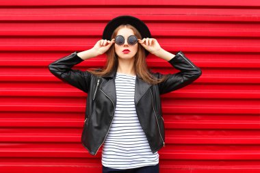 Üzerinde kırmızı backg siyah rock tarzında moda portre güzel kadın