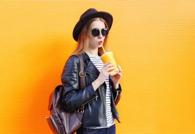 Bir fincan ove içme siyah rock tarzı güzel kadın moda