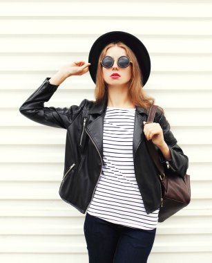 Siyah rock tarzı üzerinde beyaz backg poz güzel kadın moda