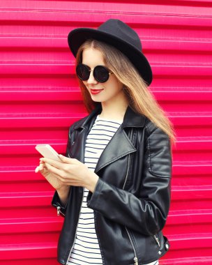 C üzerinde siyah rock tarzında Smartphone kullanarak güzel kadın moda