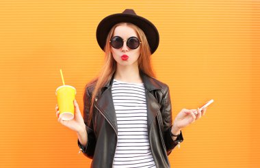 Kupası ve smartphone siyah rock tarzı ile güzel kadın moda