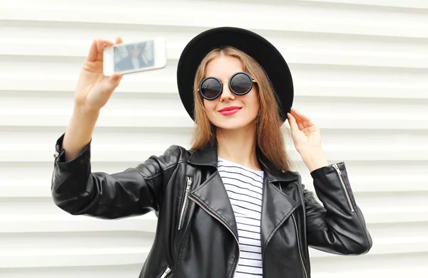 Mode gelukkige vrouw maakt Zelfportret op smartphone in zwarte r — Stockfoto
