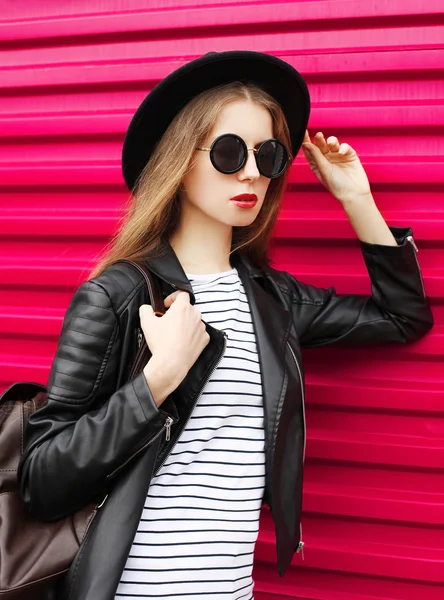 Retrato de moda mulher bonita em estilo rock preto sobre colorido — Fotografia de Stock