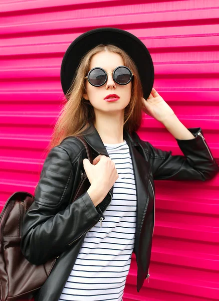 Mujer retrato de moda en estilo rock negro sobre colorido rosa ba — Foto de Stock