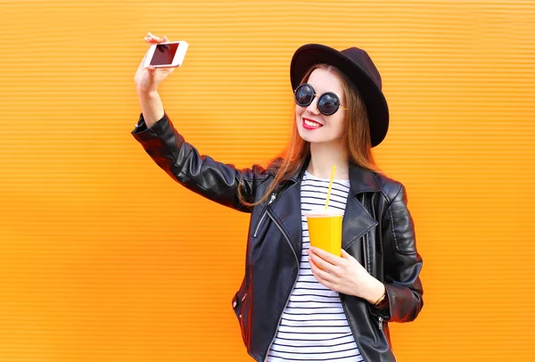 Модная симпатичная улыбающаяся женщина делает автопортрет на смартфоне i — стоковое фото
