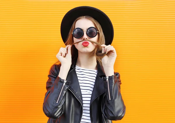 Modefrau mit Spaß zeigt Schnurrbarthaar über orangefarbenem Backgr — Stockfoto