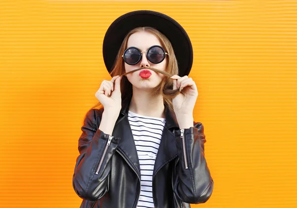 Moda mulher se divertindo mostra bigode cabelo sobre laranja backgr — Fotografia de Stock