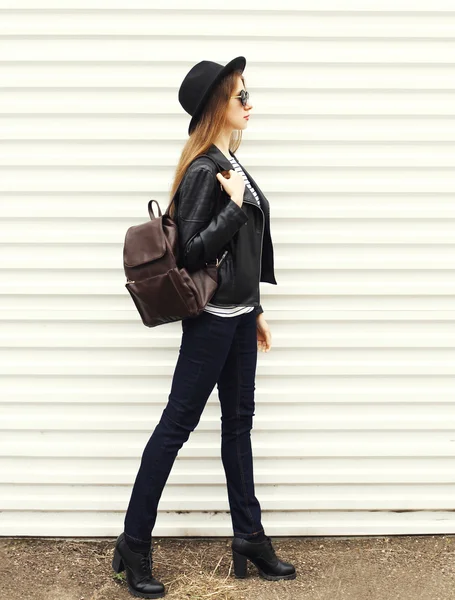 Mujer de moda en estilo rock negro posando sobre fondo blanco — Foto de Stock