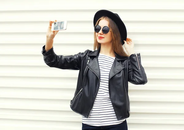 Mulher de moda faz auto-retrato no smartphone em black rock st — Fotografia de Stock