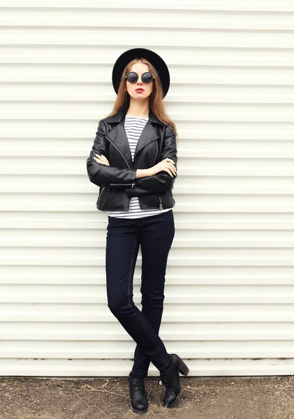 Młoda kobieta moda w stylu rock czarno na białym tle — Zdjęcie stockowe