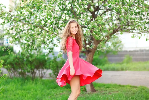 Piękna młoda kobieta zadowolony korzystających w kwitnących wiosną ogród — Zdjęcie stockowe