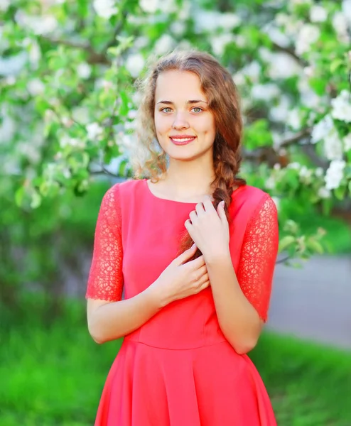 Bela sorridente jovem mulher em floração jardim de primavera — Fotografia de Stock