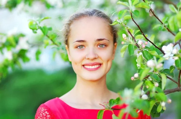 Bahar bahçe sevimli gülümseyen kız portresi — Stok fotoğraf