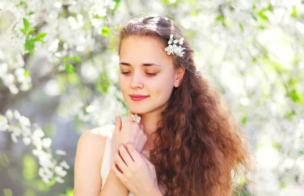 Primavera ritratto bella ragazza con i capelli ricci in flowerin — Foto Stock