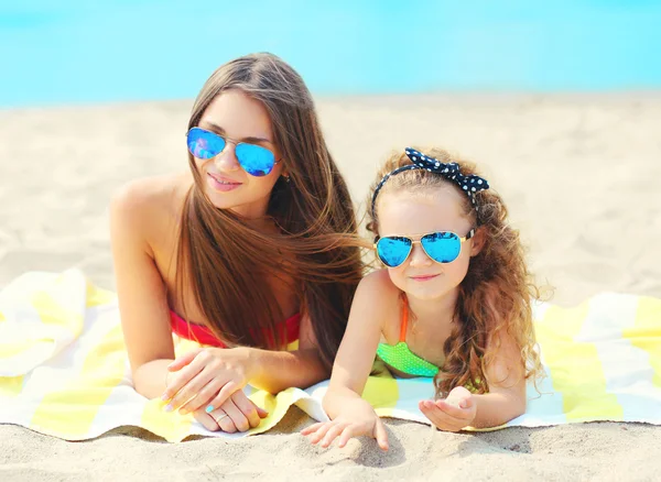 Retrato de vacaciones de verano madre e hijo descansando en la playa — Foto de Stock