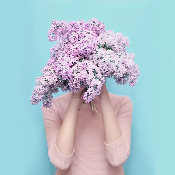 Femme cachant la tête dans le bouquet fleurs lilas sur ba bleu coloré — Photo