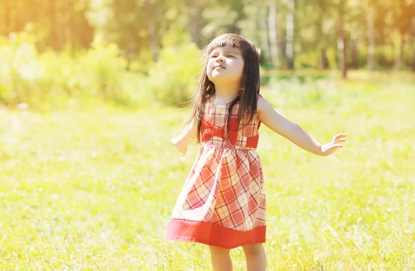 Açık havada bahar günü sıcak güneşli zevk mutlu küçük kız çocuğu — Stok fotoğraf