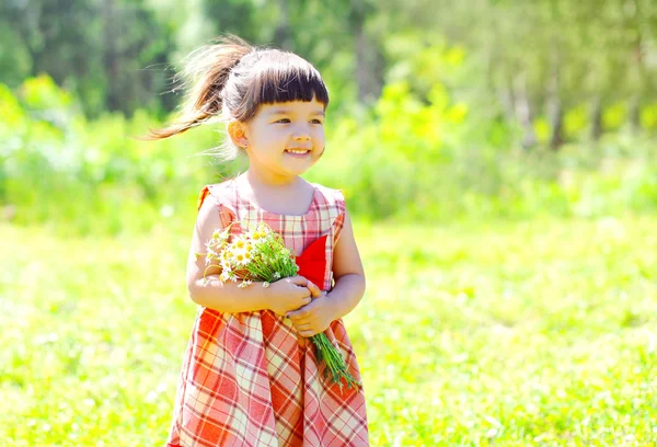 여름에 꽃과 함께 어린 여자 아이 미소 행복 한 초상화 — 스톡 사진