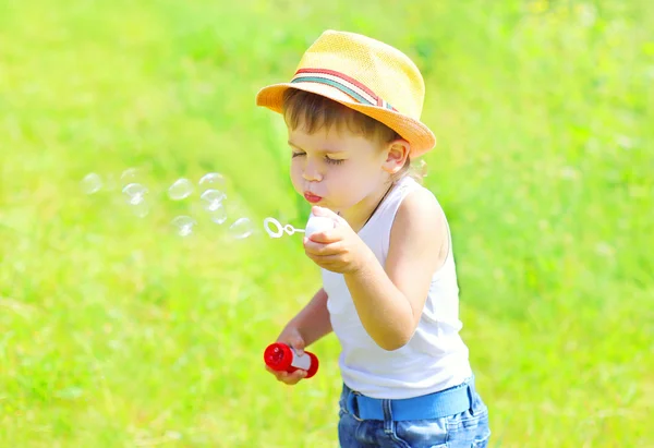 Sabun köpüğü açık havada yaz günde üfleme küçük çocuk çocuk — Stok fotoğraf