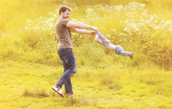 İskambil içinde güneşli summe dışarıda eğleniyor oğlu çocuk ile baba — Stok fotoğraf