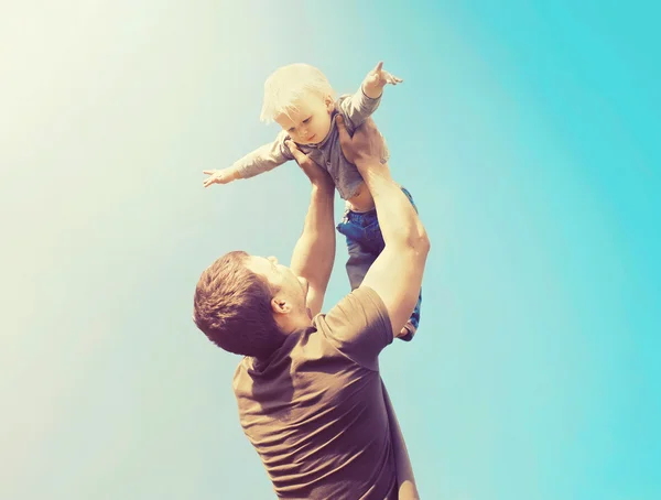 Feliz pai e filho brincando se divertindo juntos ao ar livre ao longo b — Fotografia de Stock