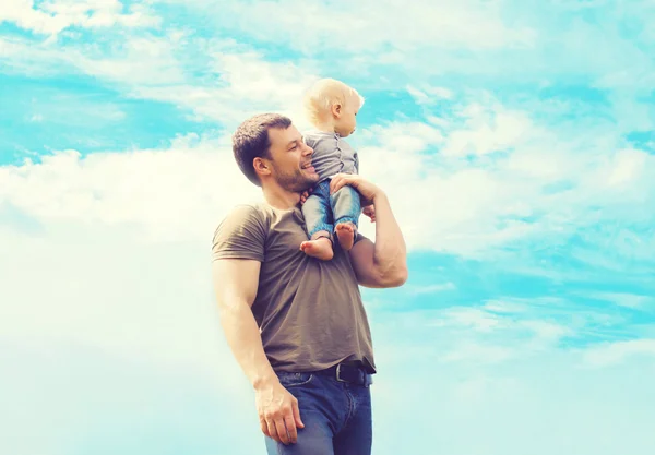 Estilo de vida atmosférica foto feliz pai e filho criança ao ar livre — Fotografia de Stock