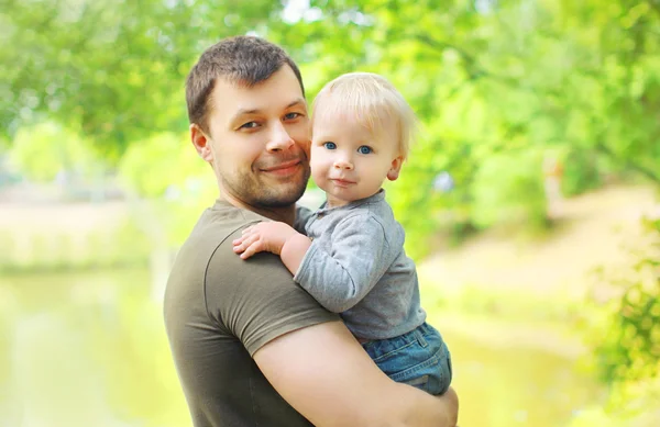 Portret szczęśliwy ojciec i syn na ręce w letni dzień — Zdjęcie stockowe