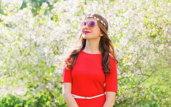 Mulher sorridente bonita em vestido vermelho olha com esperança sobre spr — Fotografia de Stock