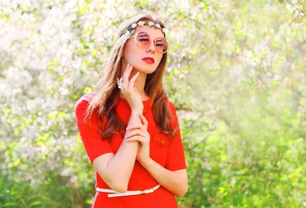 Mode van mooie hippie vrouw in een bloeiende tuin — Stockfoto