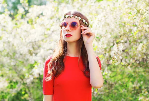 Bir bahar çiçekli Bahçe kadında güzel hippi moda — Stok fotoğraf