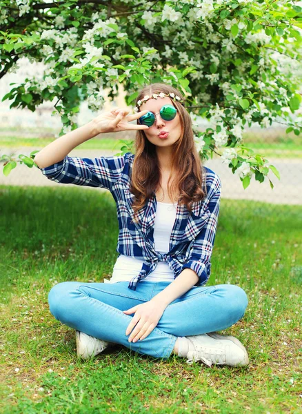 Fashion cool hippie woman having fun on grass in flowering garde — Stock Photo, Image