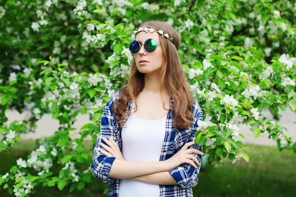 Portrait mode hippie femme dans un jardin fleuri de printemps — Photo