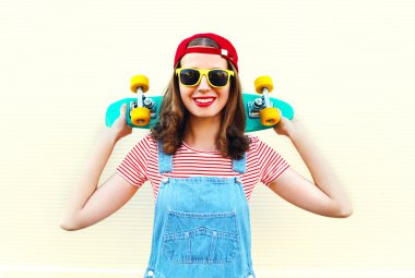 Beyaz arka plan üzerinde kaykay ile gülümseyen kadın çok güzel