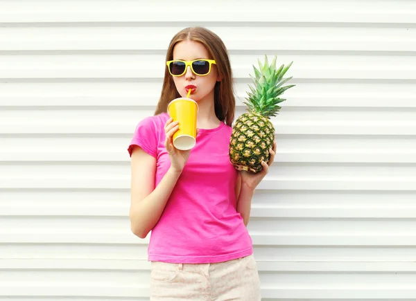 Mode ziemlich cool Mädchen trinken aus Tasse mit Ananas über w — Stockfoto