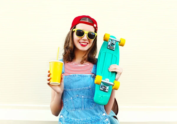 Felice bella donna sorridente fresco con tazza e skateboard su whi — Foto Stock