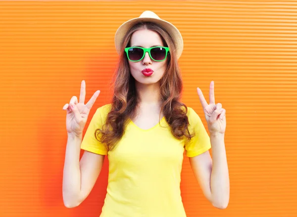 Mode jolie femme en lunettes de soleil sur backgrou orange coloré — Photo