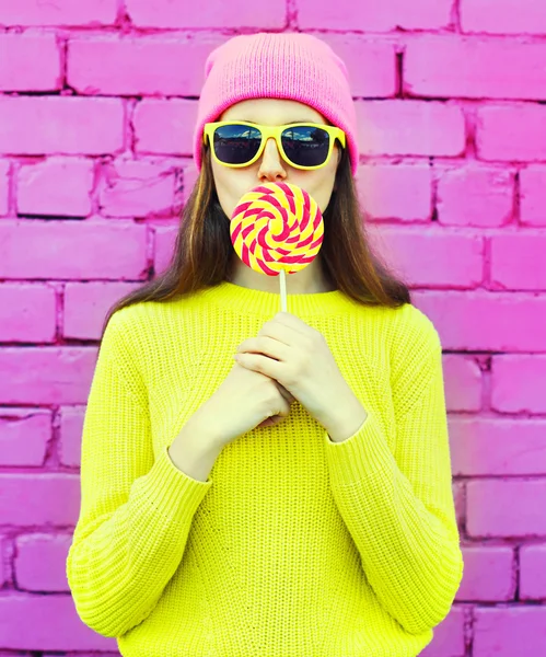 Модный портрет довольно крутой девушки, веселящейся с lollipop — стоковое фото