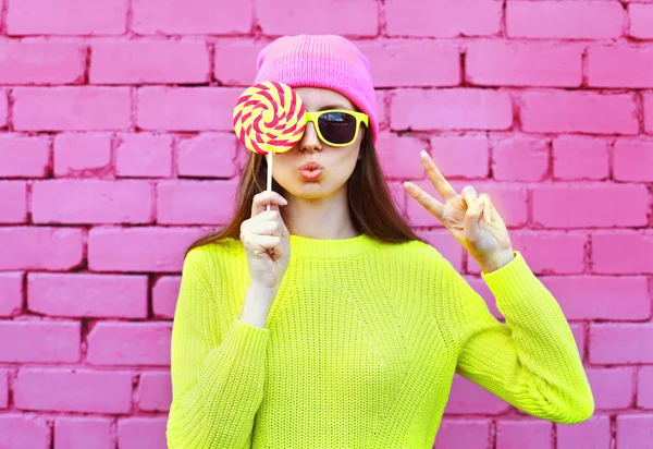 Модный портрет довольно крутая девушка с lollipop весело провести время над — стоковое фото